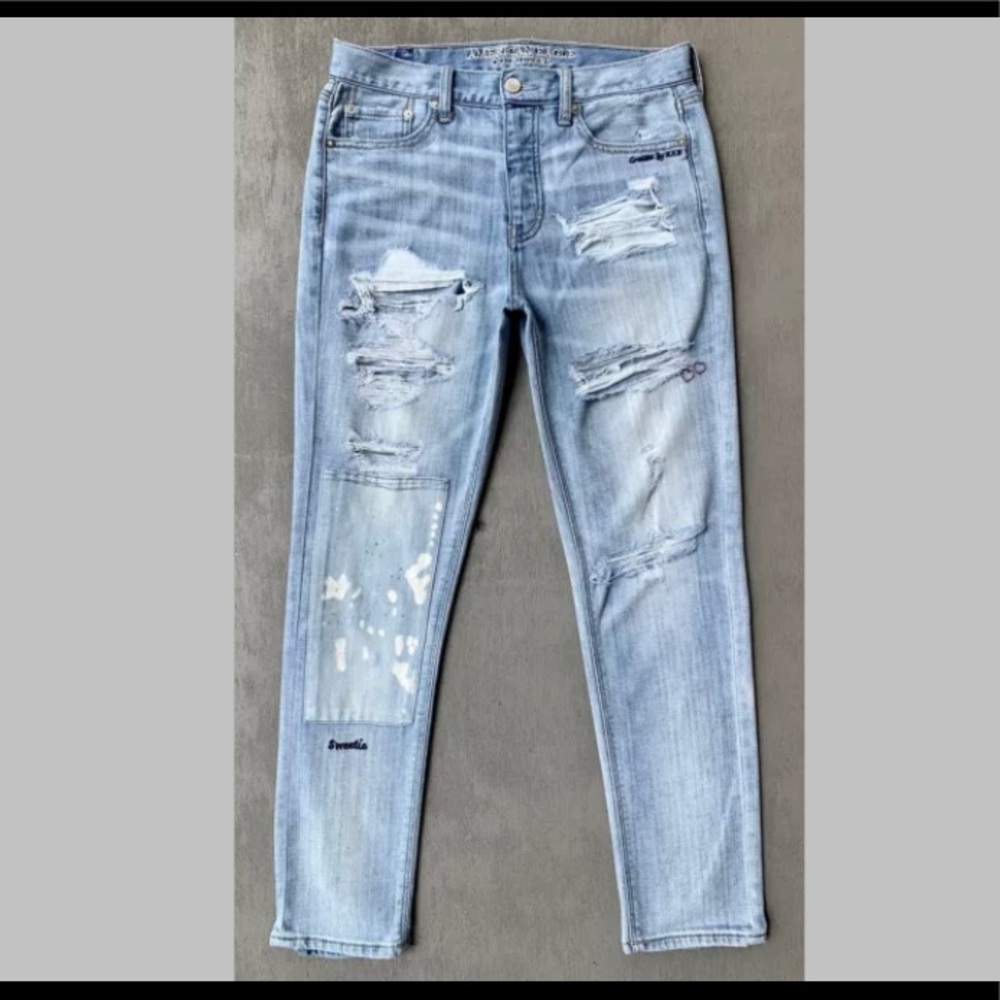 A.E.O. Blown-out/Thrashed VTG High-rise Blue Jeans